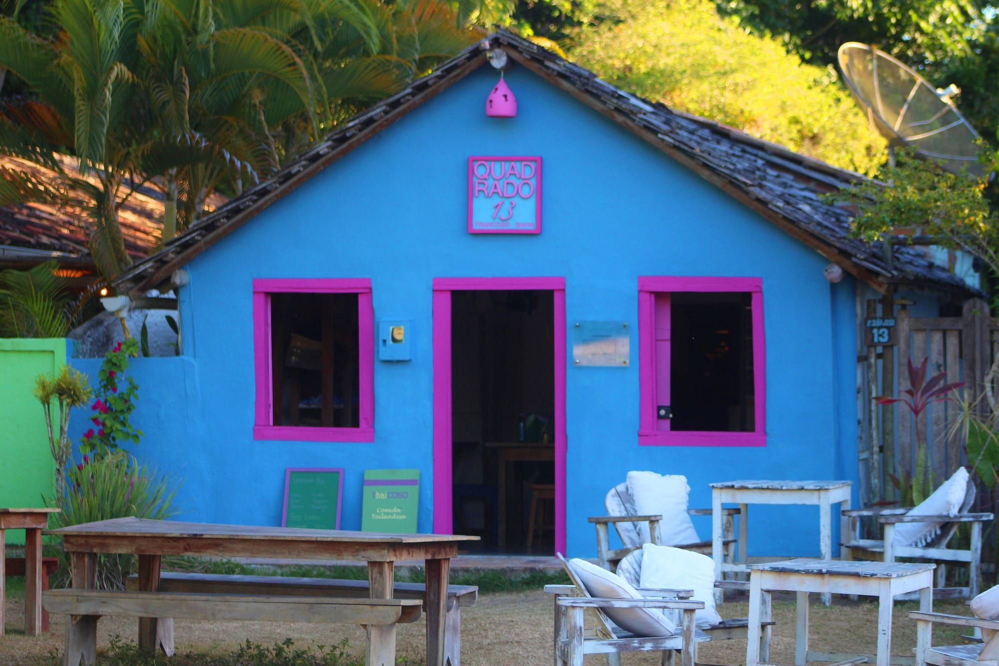 Fachada de casinha azul com janelas e porta cor-de-rosa no Quadrado de Trancoso